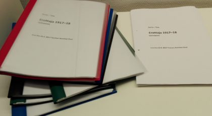 Kuvassa pino Erottaja 1917-18 -näytelmän käsikirjoituksia