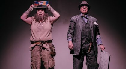 Teatteri Avoimet Ovet Kuva esityksestä Open Road Show. Kuvassa Minna Kivelä ja Tiina Weckström pukeutuneena rooliasuihinsa