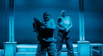 Teatteri Avoimet Ovet Kuva esityksestä Open Road Show. Kuvassa Minna Kivelä ja Tiina Weckström