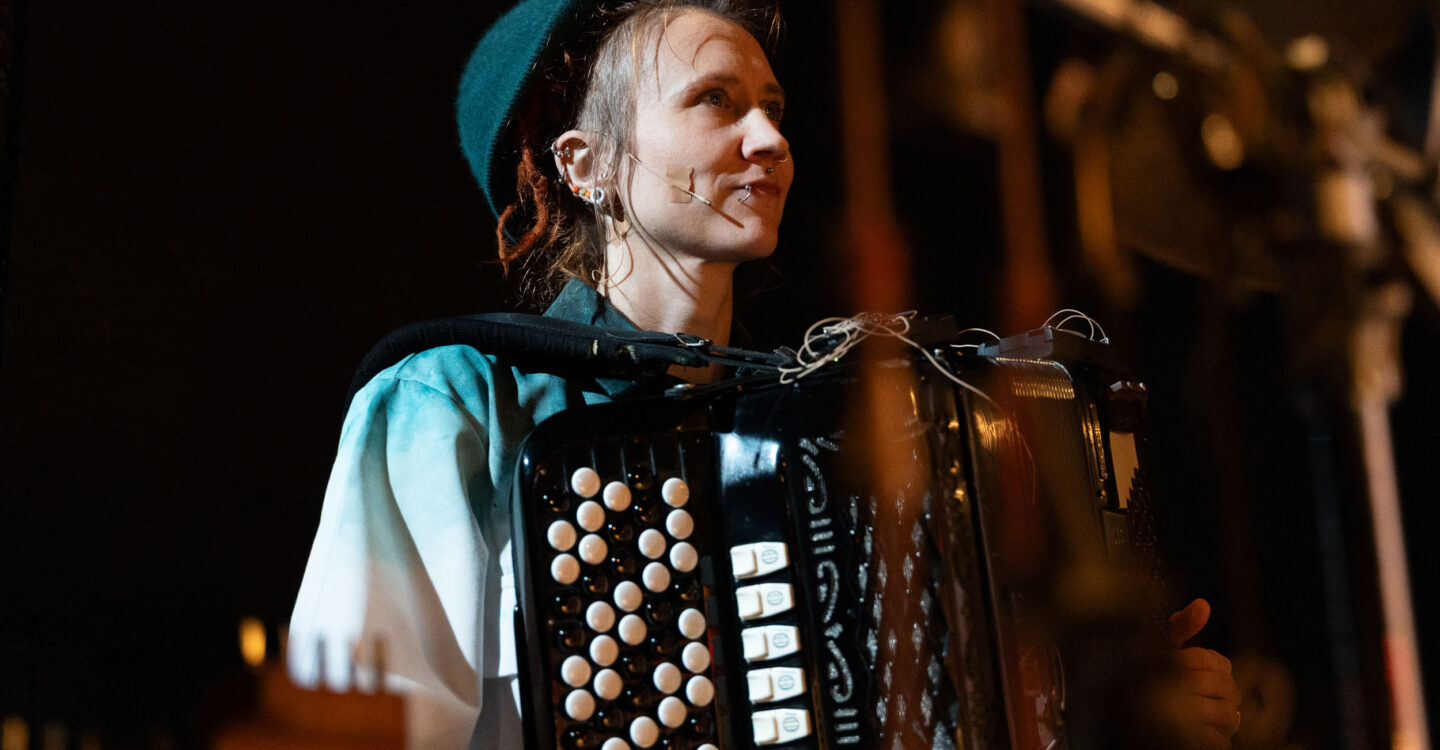 Satu Lankinen haitari sylissää